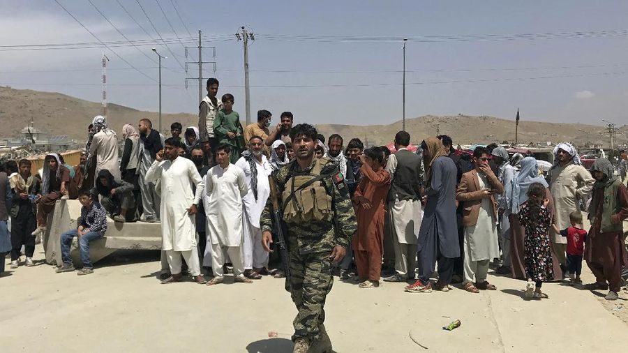Lebih dari 600 warga Afghanistan, termasuk anak-anak, duduk sambil berdesakan di lantai pesawat militer AS. (AP Photo)