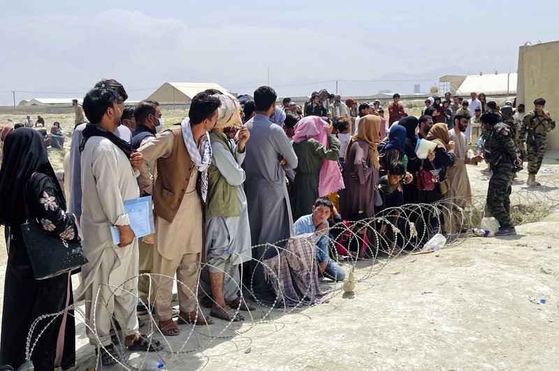 Lebih dari 600 warga Afghanistan, termasuk anak-anak, duduk sambil berdesakan di lantai pesawat militer AS. (AP Photo) Lebih dari 600 warga Afghanistan, termasuk anak-anak, duduk sambil berdesakan di lantai pesawat militer AS. (AP Photo)