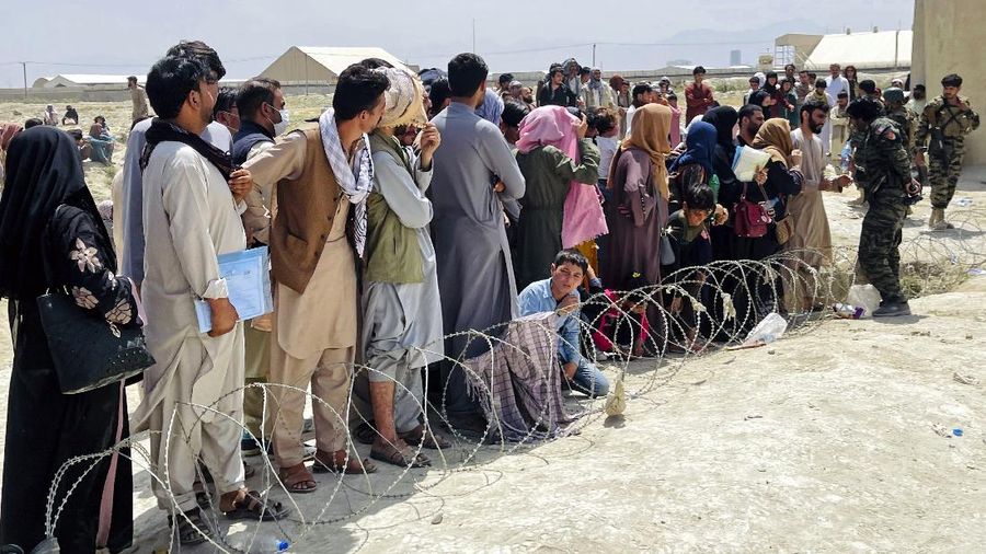 Lebih dari 600 warga Afghanistan, termasuk anak-anak, duduk sambil berdesakan di lantai pesawat militer AS. (AP Photo)