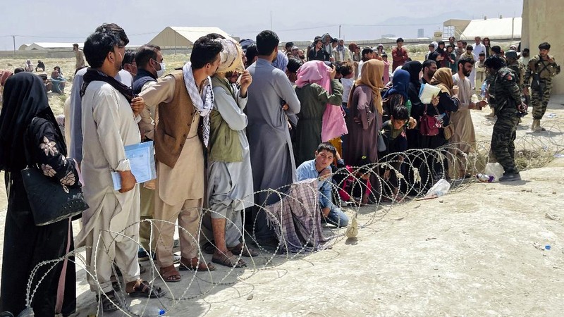 Lebih dari 600 warga Afghanistan, termasuk anak-anak, duduk sambil berdesakan di lantai pesawat militer AS. (AP Photo)