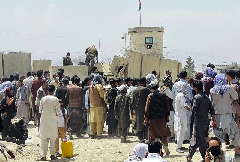 Lebih dari 600 warga Afghanistan, termasuk anak-anak, duduk sambil berdesakan di lantai pesawat militer AS. (AP Photo) Lebih dari 600 warga Afghanistan, termasuk anak-anak, duduk sambil berdesakan di lantai pesawat militer AS. (AP Photo)