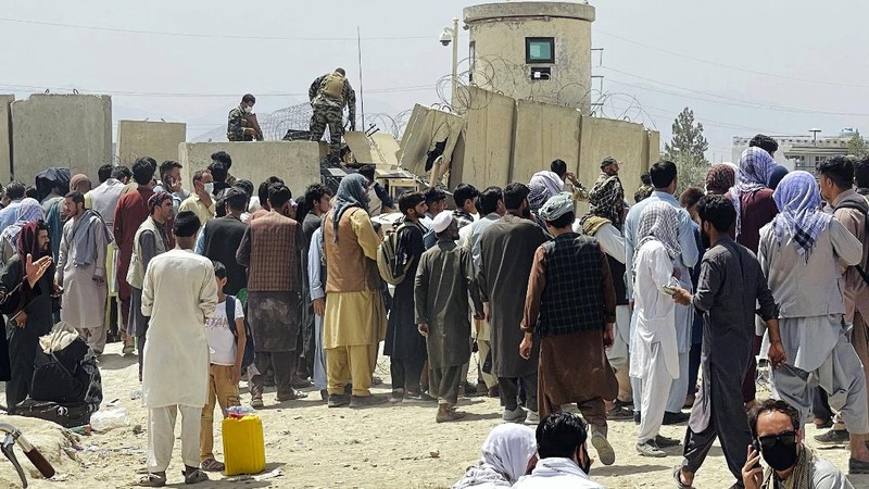 Lebih dari 600 warga Afghanistan, termasuk anak-anak, duduk sambil berdesakan di lantai pesawat militer AS. (AP Photo)