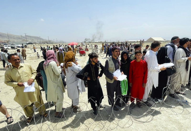 Lebih dari 600 warga Afghanistan, termasuk anak-anak, duduk sambil berdesakan di lantai pesawat militer AS. (AP Photo)
