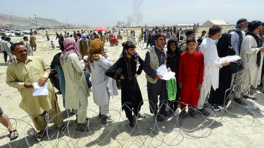 Lebih dari 600 warga Afghanistan, termasuk anak-anak, duduk sambil berdesakan di lantai pesawat militer AS. (AP Photo)
