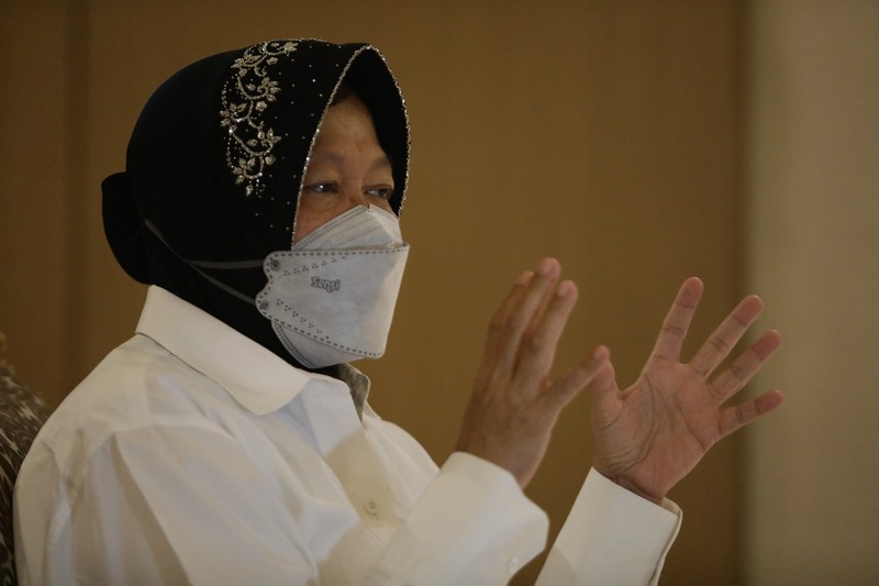 Sekretaris CT Arsa Foundation juga direksi Transmedia, Latif Harnoko menyerahkan donasi secara simbolis yang diterima langsung oleh Menteri Sosial Tri Rismaharini di Gedung Kemensos RI, Jakarta, Rabu (18/8/2021).(CNBC Indonesia/Muhammad Sabki) Sekretaris CT Arsa Foundation juga direksi Transmedia, Latif Harnoko menyerahkan donasi secara simbolis yang diterima langsung oleh Menteri Sosial Tri Rismaharini di Gedung Kemensos RI, Jakarta, Rabu (18/8/2021).(CNBC Indonesia/Muhammad Sabki)