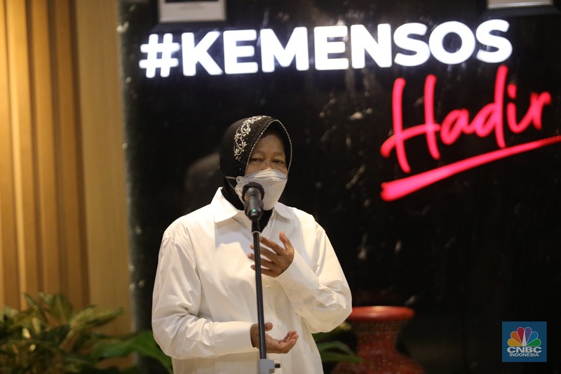 Sekretaris CT Arsa Foundation juga direksi Transmedia, Latif Harnoko menyerahkan donasi secara simbolis yang diterima langsung oleh Menteri Sosial Tri Rismaharini di Gedung Kemensos RI, Jakarta, Rabu (18/8/2021).(CNBC Indonesia/Muhammad Sabki)