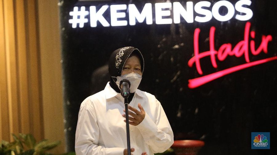 Sekretaris CT Arsa Foundation juga direksi Transmedia, Latif Harnoko menyerahkan donasi secara simbolis yang diterima langsung oleh Menteri Sosial Tri Rismaharini di Gedung Kemensos RI, Jakarta, Rabu (18/8/2021).(CNBC Indonesia/Muhammad Sabki)