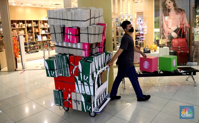 Pengunjung melakukan scanning sebelum masuk mall di Metropolitan Mall Bekasi, Jawa Barat, Rabu (18/8/2021). (CNBC Indonesia/Muhammad Sabki)