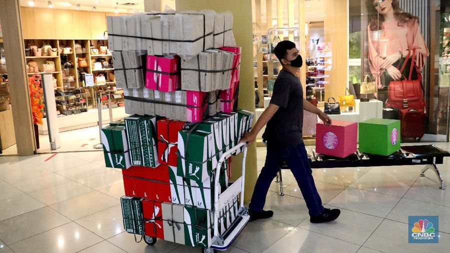 Pengunjung melakukan scanning sebelum masuk mall di Metropolitan Mall Bekasi, Jawa Barat, Rabu (18/8/2021). (CNBC Indonesia/Muhammad Sabki)