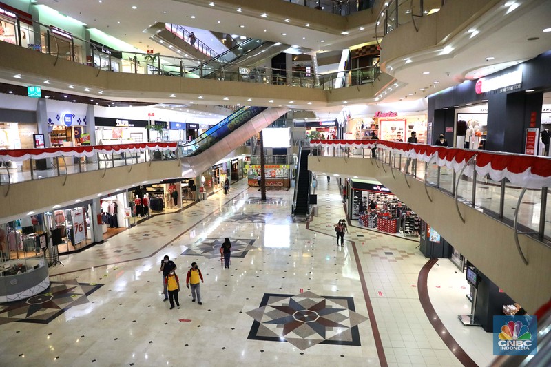 Pengunjung melakukan scanning sebelum masuk mall di Metropolitan Mall Bekasi, Jawa Barat, Rabu (18/8/2021). (CNBC Indonesia/Muhammad Sabki)