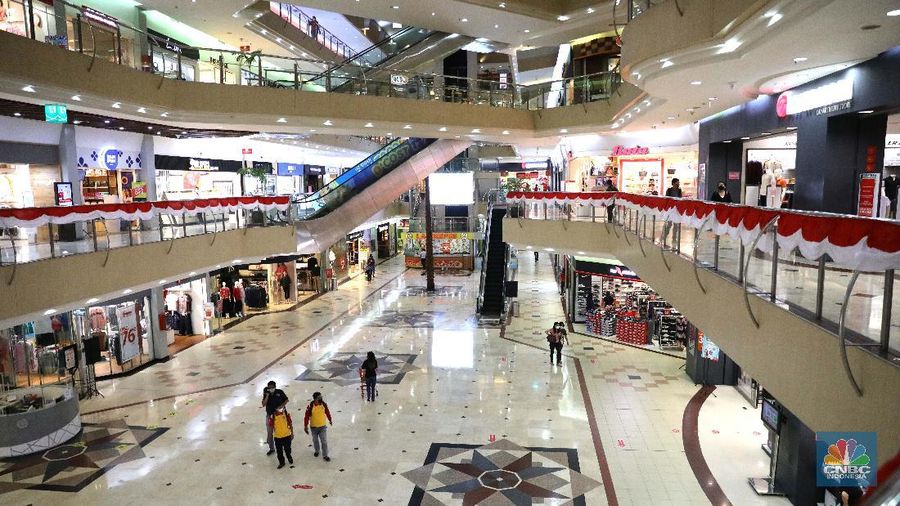 Pengunjung melakukan scanning sebelum masuk mall di Metropolitan Mall Bekasi, Jawa Barat, Rabu (18/8/2021). (վ/Muhammad Sabki)