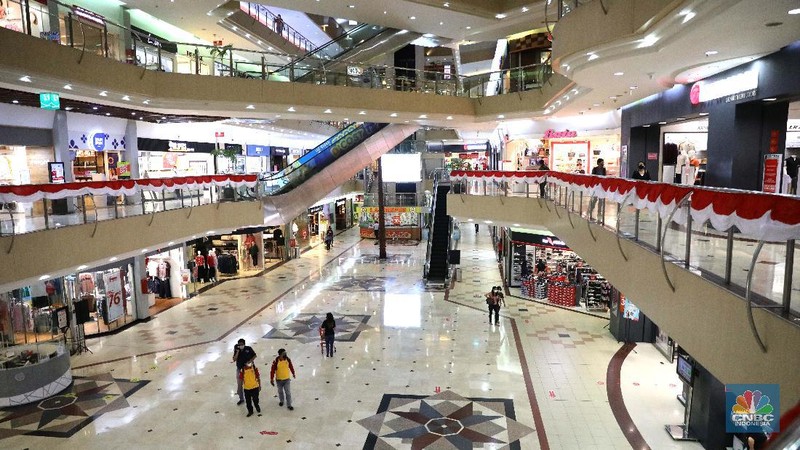 Pengunjung melakukan scanning sebelum masuk mall di Metropolitan Mall Bekasi, Jawa Barat, Rabu (18/8/2021). (CNBC Indonesia/Muhammad Sabki)