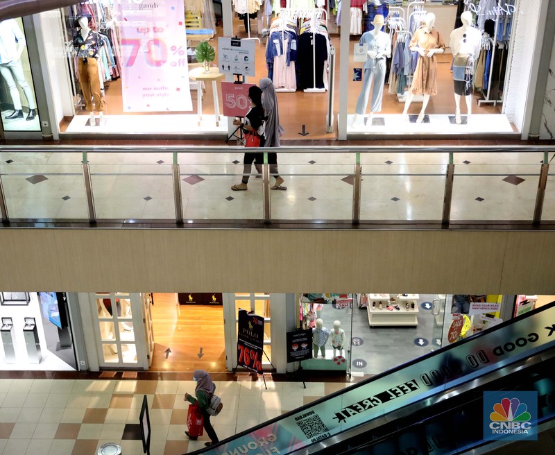 Pengunjung melakukan scanning sebelum masuk mall di Metropolitan Mall Bekasi, Jawa Barat, Rabu (18/8/2021). (CNBC Indonesia/Muhammad Sabki) Pengunjung melakukan scanning sebelum masuk mall di Metropolitan Mall Bekasi, Jawa Barat, Rabu (18/8/2021). (CNBC Indonesia/Muhammad Sabki)