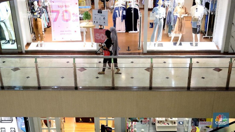 Pengunjung melakukan scanning sebelum masuk mall di Metropolitan Mall Bekasi, Jawa Barat, Rabu (18/8/2021). (CNBC Indonesia/Muhammad Sabki)