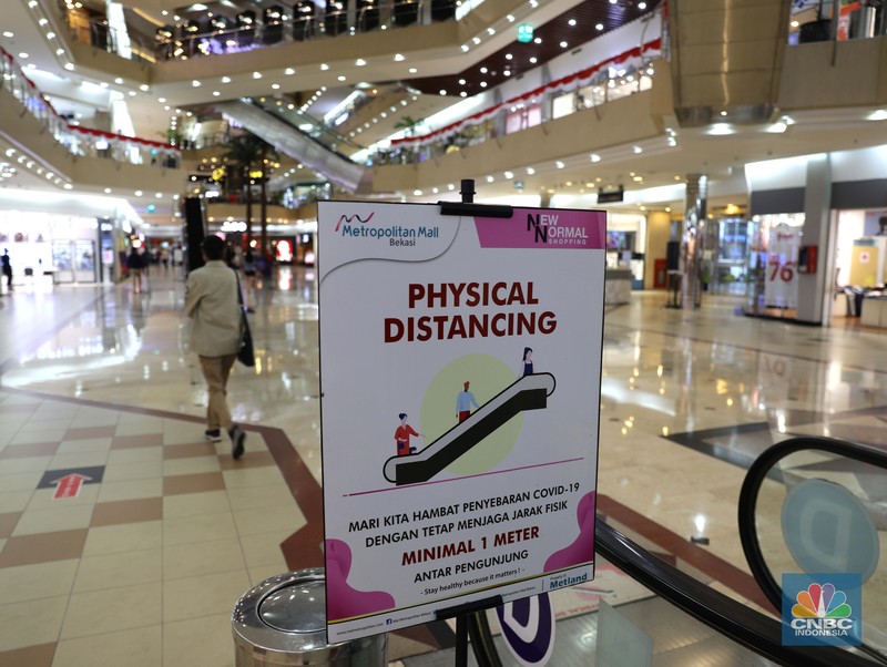 Pengunjung melakukan scanning sebelum masuk mall di Metropolitan Mall Bekasi, Jawa Barat, Rabu (18/8/2021). (CNBC Indonesia/Muhammad Sabki) Pengunjung melakukan scanning sebelum masuk mall di Metropolitan Mall Bekasi, Jawa Barat, Rabu (18/8/2021). (CNBC Indonesia/Muhammad Sabki)