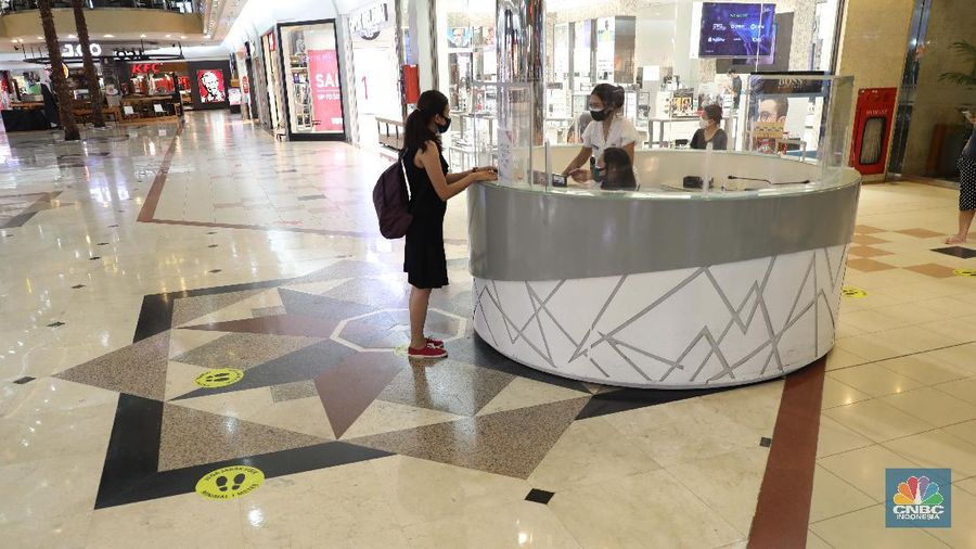 Pengunjung melakukan scanning sebelum masuk mall di Metropolitan Mall Bekasi, Jawa Barat, Rabu (18/8/2021). (CNBC Indonesia/Muhammad Sabki)