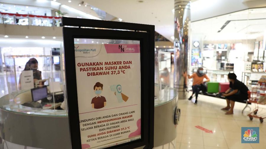Pengunjung melakukan scanning sebelum masuk mall di Metropolitan Mall Bekasi, Jawa Barat, Rabu (18/8/2021). (CNBC Indonesia/Muhammad Sabki)