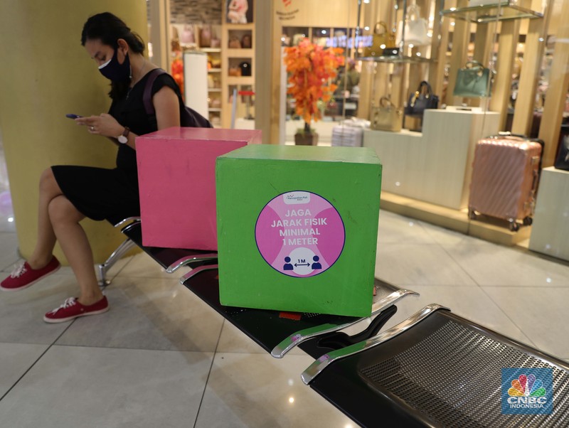 Pengunjung melakukan scanning sebelum masuk mall di Metropolitan Mall Bekasi, Jawa Barat, Rabu (18/8/2021). (CNBC Indonesia/Muhammad Sabki)