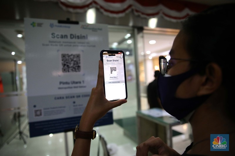 Pengunjung melakukan scanning sebelum masuk mall di Metropolitan Mall Bekasi, Jawa Barat, Rabu (18/8/2021). (CNBC Indonesia/Muhammad Sabki) Pengunjung melakukan scanning sebelum masuk mall di Metropolitan Mall Bekasi, Jawa Barat, Rabu (18/8/2021). (CNBC Indonesia/Muhammad Sabki)