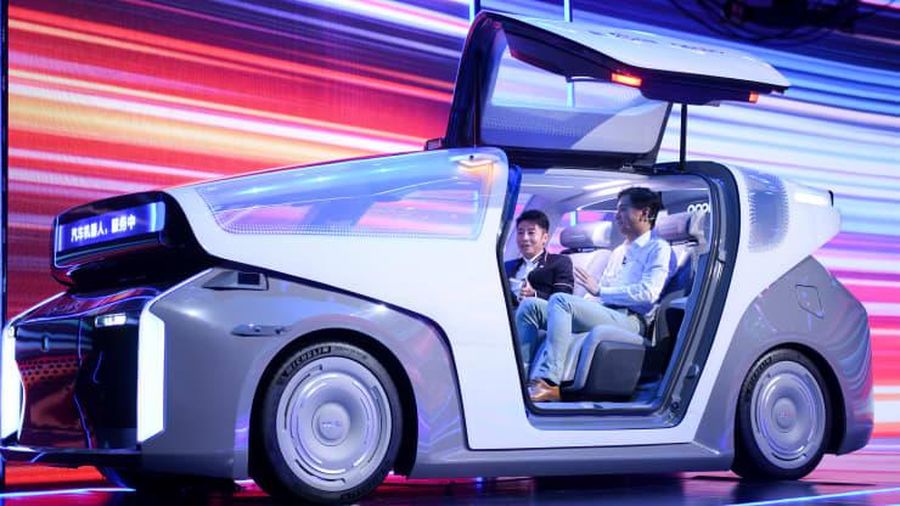 Robin Li (kanan), CEO Baidu, duduk di prototipe baru 