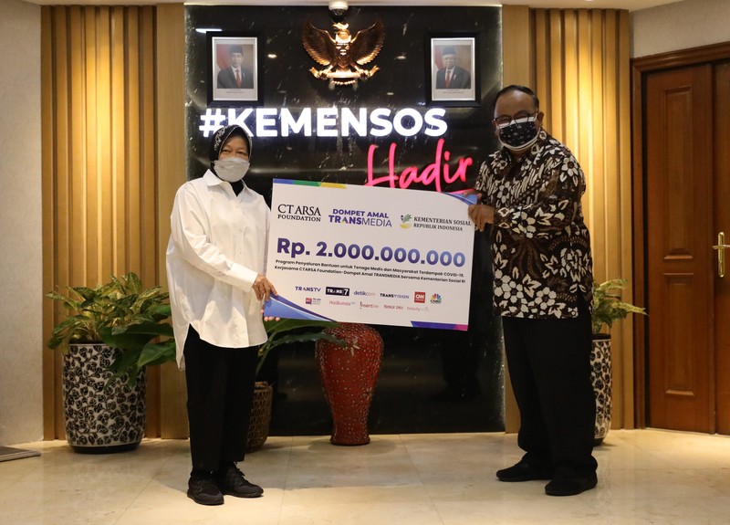 Sekretaris CT Arsa Foundation juga direksi Transmedia, Latif Harnoko menyerahkan donasi secara simbolis yang diterima langsung oleh Menteri Sosial Tri Rismaharini di Gedung Kemensos RI, Jakarta, Rabu (18/8/2021).(CNBC Indonesia/Muhammad Sabki) Sekretaris CT Arsa Foundation juga direksi Transmedia, Latif Harnoko menyerahkan donasi secara simbolis yang diterima langsung oleh Menteri Sosial Tri Rismaharini di Gedung Kemensos RI, Jakarta, Rabu (18/8/2021).(CNBC Indonesia/Muhammad Sabki)