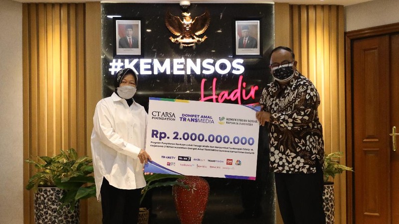 Sekretaris CT Arsa Foundation juga direksi Transmedia, Latif Harnoko menyerahkan donasi secara simbolis yang diterima langsung oleh Menteri Sosial Tri Rismaharini di Gedung Kemensos RI, Jakarta, Rabu (18/8/2021).(CNBC Indonesia/Muhammad Sabki)