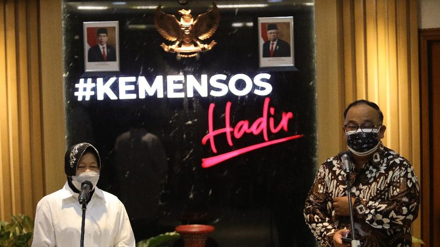 Sekretaris CT Arsa Foundation juga direksi Transmedia, Latif Harnoko menyerahkan donasi secara simbolis yang diterima langsung oleh Menteri Sosial Tri Rismaharini di Gedung Kemensos RI, Jakarta, Rabu (18/8/2021).(CNBC Indonesia/Muhammad Sabki)