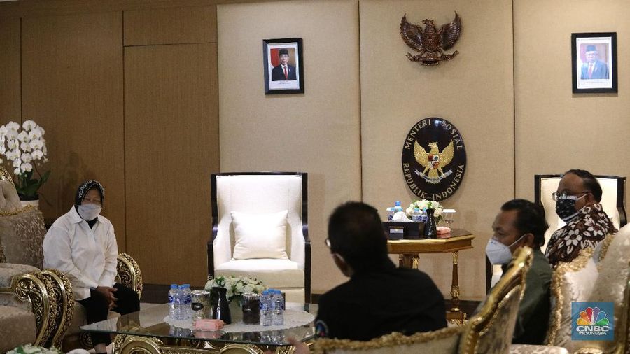 Sekretaris CT Arsa Foundation juga direksi Transmedia, Latif Harnoko menyerahkan donasi secara simbolis yang diterima langsung oleh Menteri Sosial Tri Rismaharini di Gedung Kemensos RI, Jakarta, Rabu (18/8/2021).(CNBC Indonesia/Muhammad Sabki)