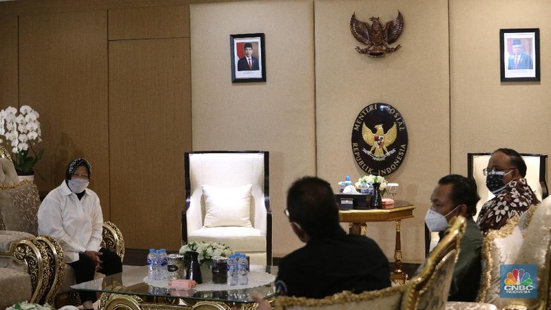 Sekretaris CT Arsa Foundation juga direksi Transmedia, Latif Harnoko menyerahkan donasi secara simbolis yang diterima langsung oleh Menteri Sosial Tri Rismaharini di Gedung Kemensos RI, Jakarta, Rabu (18/8/2021).(CNBC Indonesia/Muhammad Sabki)
