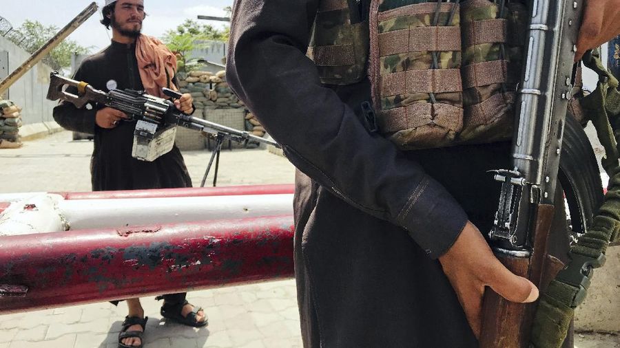 Taliban berpatroli di jalan Afghanistan. (AP/Rahmat Gul)