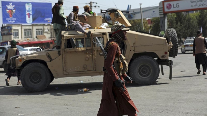Taliban berpatroli di jalan Afghanistan. (AP/Rahmat Gul)