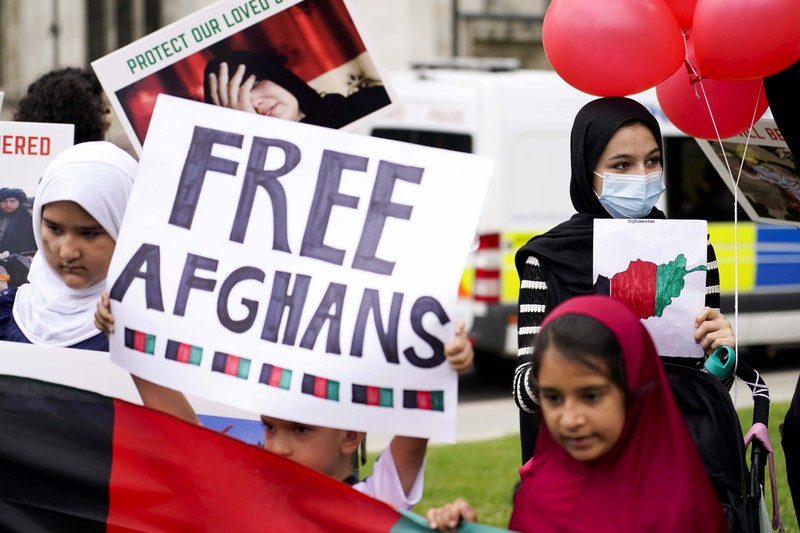 Demonstran memegang bendera Afghanistan, selama protes di Parliament Square, London, Rabu, 18 Agustus 2021. Pemerintah Inggris mengatakan pihaknya berencana untuk menerima 5.000 pengungsi Afghanistan tahun ini, terutama wanita dan anak-anak, sebagai tanggapan atas perebutan kekuasaan oleh Taliban. (AP Photo/Alberto Pezzali) Demonstran memegang bendera Afghanistan, selama protes di Parliament Square, London, Rabu, 18 Agustus 2021. Pemerintah Inggris mengatakan pihaknya berencana untuk menerima 5.000 pengungsi Afghanistan tahun ini, terutama wanita dan anak-anak, sebagai tanggapan atas perebutan kekuasaan oleh Taliban. (AP Photo/Alberto Pezzali)