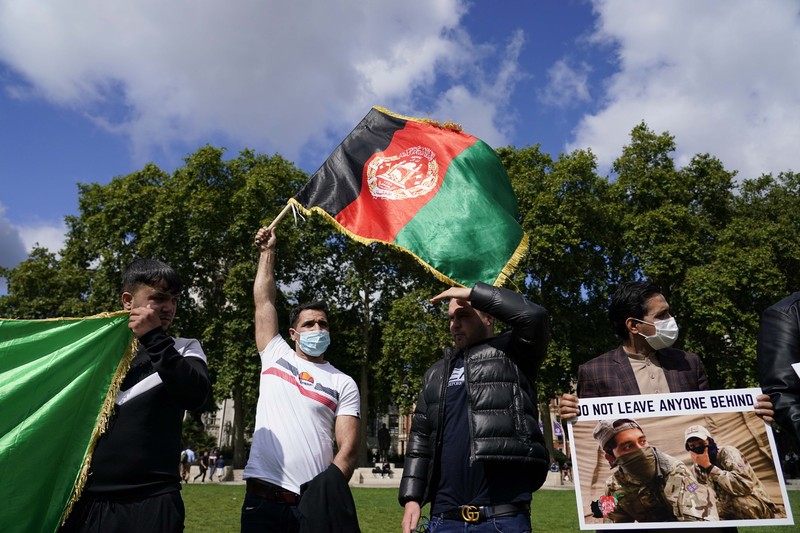 Demonstran memegang bendera Afghanistan, selama protes di Parliament Square, London, Rabu, 18 Agustus 2021. Pemerintah Inggris mengatakan pihaknya berencana untuk menerima 5.000 pengungsi Afghanistan tahun ini, terutama wanita dan anak-anak, sebagai tanggapan atas perebutan kekuasaan oleh Taliban. (AP Photo/Alberto Pezzali) Demonstran memegang bendera Afghanistan, selama protes di Parliament Square, London, Rabu, 18 Agustus 2021. Pemerintah Inggris mengatakan pihaknya berencana untuk menerima 5.000 pengungsi Afghanistan tahun ini, terutama wanita dan anak-anak, sebagai tanggapan atas perebutan kekuasaan oleh Taliban. (AP Photo/Alberto Pezzali)
