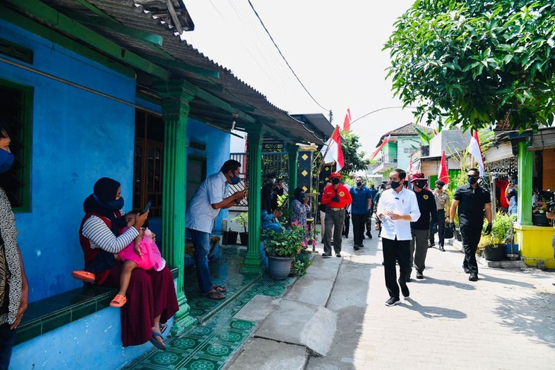 Presiden Joko Widodo meninjau program vaksinasi Covid-19 untuk masyarakat secara pintu ke pintu yang dilaksanakan di Gang Kampung Pesilat, Kecamatan Mejayan, Kabupaten Madiun, Jawa Timur, pada Kamis, 19 Agustus 2021. (Dok: Biro Pers Sekretariat Presiden) Presiden Joko Widodo meninjau program vaksinasi Covid-19 untuk masyarakat secara pintu ke pintu yang dilaksanakan di Gang Kampung Pesilat, Kecamatan Mejayan, Kabupaten Madiun, Jawa Timur, pada Kamis, 19 Agustus 2021. (Dok: Biro Pers Sekretariat Presiden)