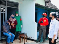 Momen-momen Jokowi Tinjau Vaksinasi Door To Door di Madiun