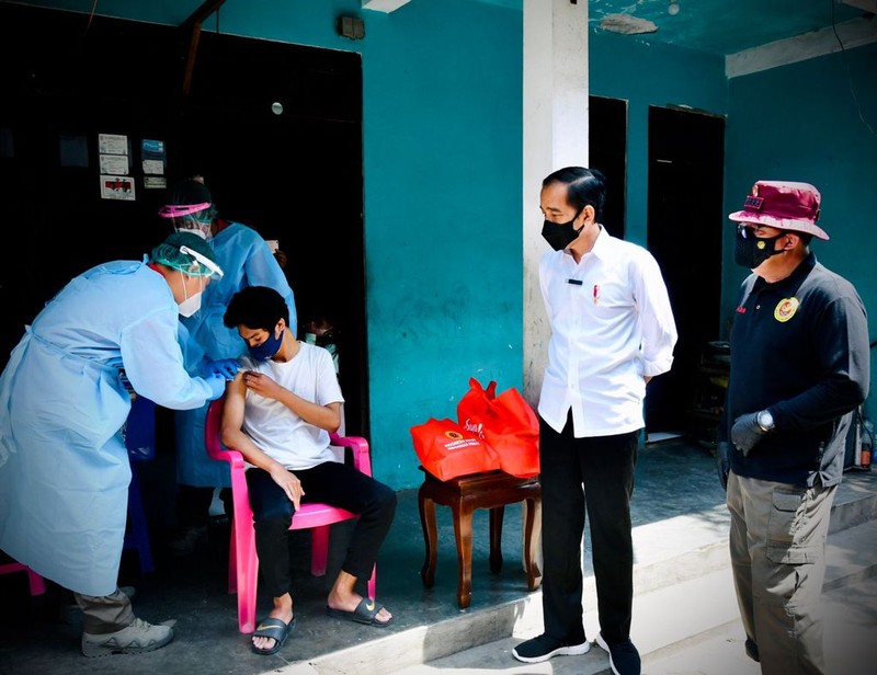 Presiden Joko Widodo meninjau program vaksinasi Covid-19 untuk masyarakat secara pintu ke pintu yang dilaksanakan di Gang Kampung Pesilat, Kecamatan Mejayan, Kabupaten Madiun, Jawa Timur, pada Kamis, 19 Agustus 2021. (Dok: Biro Pers Sekretariat Presiden) Presiden Joko Widodo meninjau program vaksinasi Covid-19 untuk masyarakat secara pintu ke pintu yang dilaksanakan di Gang Kampung Pesilat, Kecamatan Mejayan, Kabupaten Madiun, Jawa Timur, pada Kamis, 19 Agustus 2021. (Dok: Biro Pers Sekretariat Presiden)
