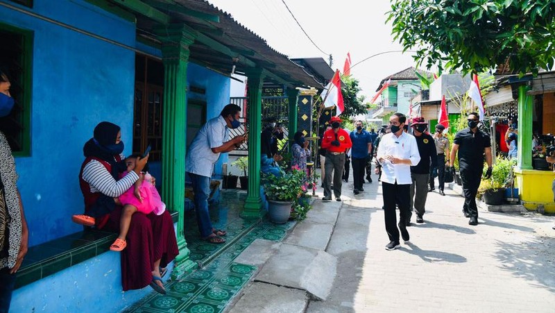 Presiden Joko Widodo meninjau program vaksinasi Covid-19 untuk masyarakat secara pintu ke pintu yang dilaksanakan di Gang Kampung Pesilat, Kecamatan Mejayan, Kabupaten Madiun, Jawa Timur, pada Kamis, 19 Agustus 2021. (Dok: Biro Pers Sekretariat Presiden)