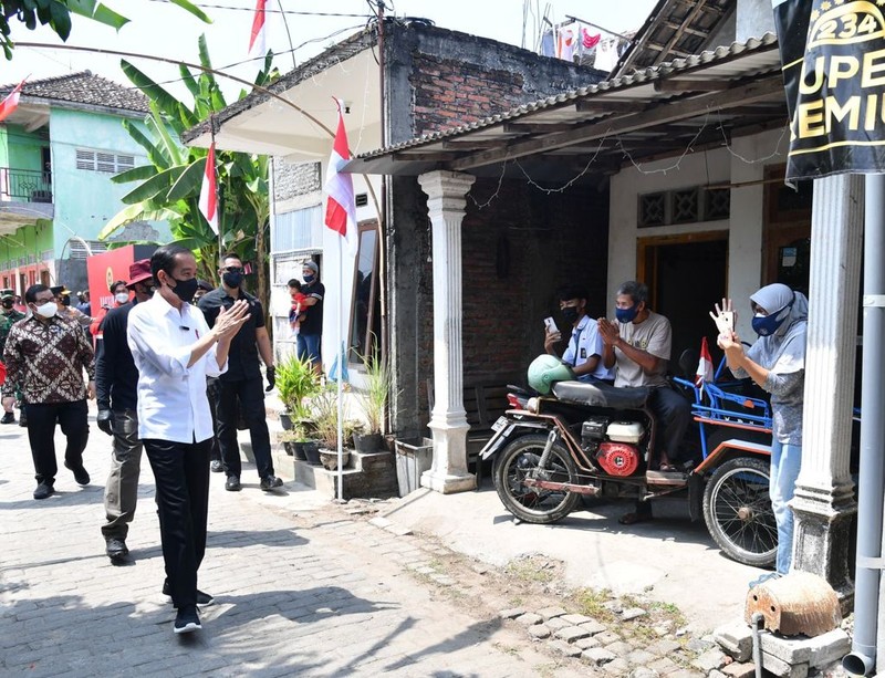 Presiden Joko Widodo meninjau program vaksinasi Covid-19 untuk masyarakat secara pintu ke pintu yang dilaksanakan di Gang Kampung Pesilat, Kecamatan Mejayan, Kabupaten Madiun, Jawa Timur, pada Kamis, 19 Agustus 2021. (Dok: Biro Pers Sekretariat Presiden) Presiden Joko Widodo meninjau program vaksinasi Covid-19 untuk masyarakat secara pintu ke pintu yang dilaksanakan di Gang Kampung Pesilat, Kecamatan Mejayan, Kabupaten Madiun, Jawa Timur, pada Kamis, 19 Agustus 2021. (Dok: Biro Pers Sekretariat Presiden)
