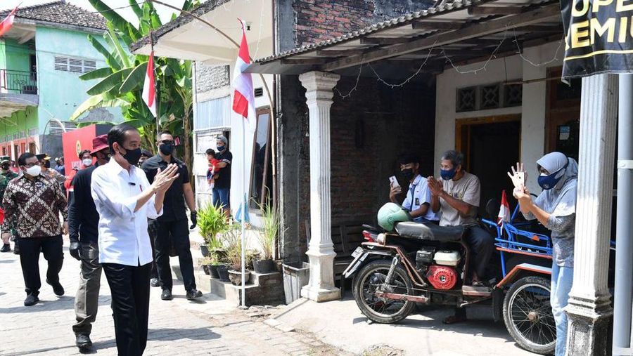 Presiden Joko Widodo meninjau program vaksinasi Covid-19 untuk masyarakat secara pintu ke pintu yang dilaksanakan di Gang Kampung Pesilat, Kecamatan Mejayan, Kabupaten Madiun, Jawa Timur, pada Kamis, 19 Agustus 2021. (Dok: Biro Pers Sekretariat Presiden)