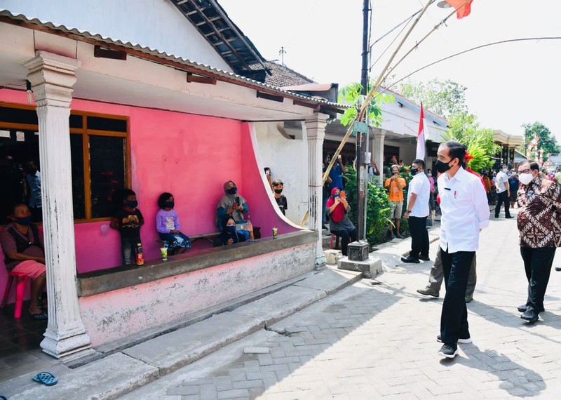 Presiden Joko Widodo meninjau program vaksinasi Covid-19 untuk masyarakat secara pintu ke pintu yang dilaksanakan di Gang Kampung Pesilat, Kecamatan Mejayan, Kabupaten Madiun, Jawa Timur, pada Kamis, 19 Agustus 2021. (Dok: Biro Pers Sekretariat Presiden) Presiden Joko Widodo meninjau program vaksinasi Covid-19 untuk masyarakat secara pintu ke pintu yang dilaksanakan di Gang Kampung Pesilat, Kecamatan Mejayan, Kabupaten Madiun, Jawa Timur, pada Kamis, 19 Agustus 2021. (Dok: Biro Pers Sekretariat Presiden)