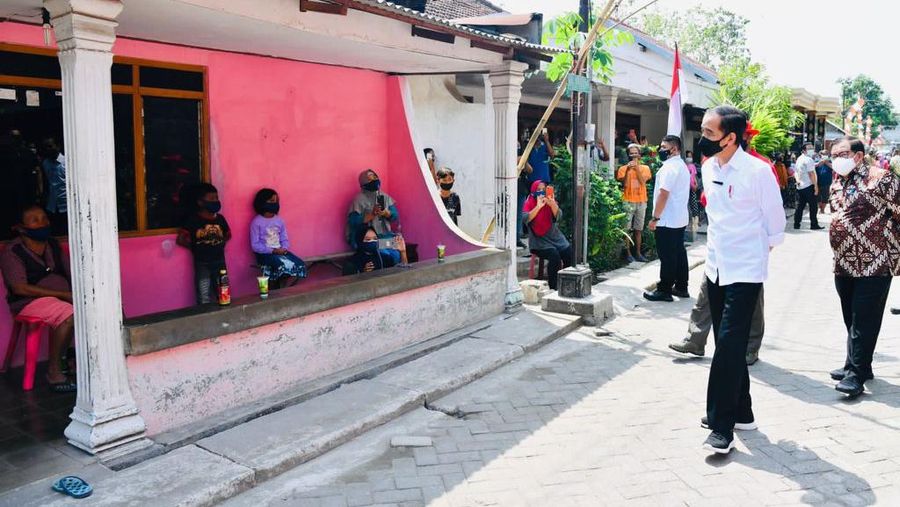 Presiden Joko Widodo meninjau program vaksinasi Covid-19 untuk masyarakat secara pintu ke pintu yang dilaksanakan di Gang Kampung Pesilat, Kecamatan Mejayan, Kabupaten Madiun, Jawa Timur, pada Kamis, 19 Agustus 2021. (Dok: Biro Pers Sekretariat Presiden)