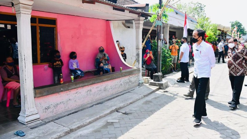 Presiden Joko Widodo meninjau program vaksinasi Covid-19 untuk masyarakat secara pintu ke pintu yang dilaksanakan di Gang Kampung Pesilat, Kecamatan Mejayan, Kabupaten Madiun, Jawa Timur, pada Kamis, 19 Agustus 2021. (Dok: Biro Pers Sekretariat Presiden)