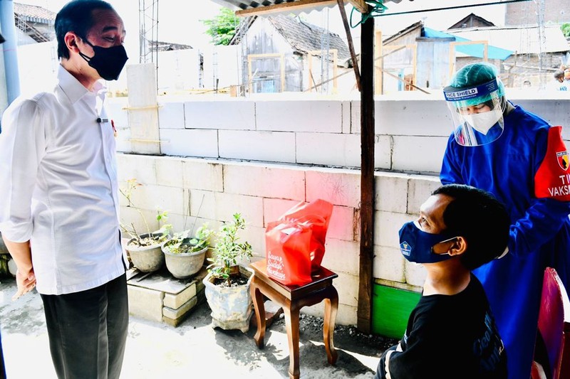 Presiden Joko Widodo meninjau program vaksinasi Covid-19 untuk masyarakat secara pintu ke pintu yang dilaksanakan di Gang Kampung Pesilat, Kecamatan Mejayan, Kabupaten Madiun, Jawa Timur, pada Kamis, 19 Agustus 2021. (Dok: Biro Pers Sekretariat Presiden) Presiden Joko Widodo meninjau program vaksinasi Covid-19 untuk masyarakat secara pintu ke pintu yang dilaksanakan di Gang Kampung Pesilat, Kecamatan Mejayan, Kabupaten Madiun, Jawa Timur, pada Kamis, 19 Agustus 2021. (Dok: Biro Pers Sekretariat Presiden)