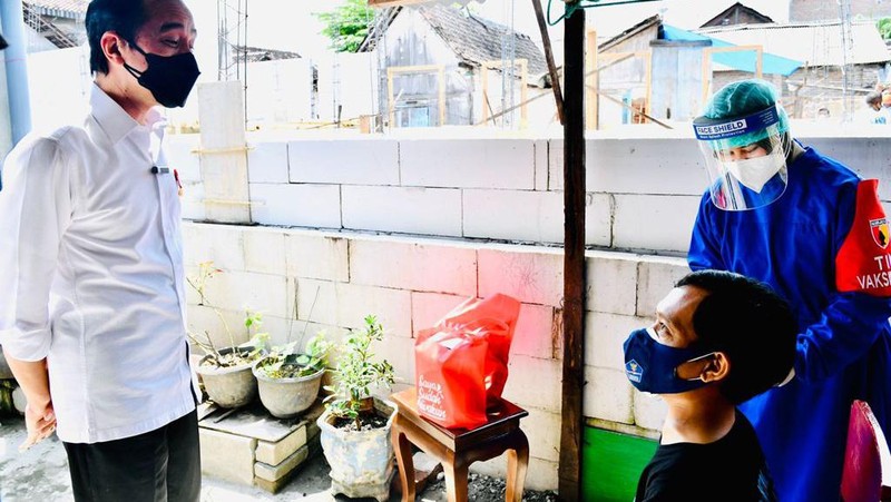 Presiden Joko Widodo meninjau program vaksinasi Covid-19 untuk masyarakat secara pintu ke pintu yang dilaksanakan di Gang Kampung Pesilat, Kecamatan Mejayan, Kabupaten Madiun, Jawa Timur, pada Kamis, 19 Agustus 2021. (Dok: Biro Pers Sekretariat Presiden)