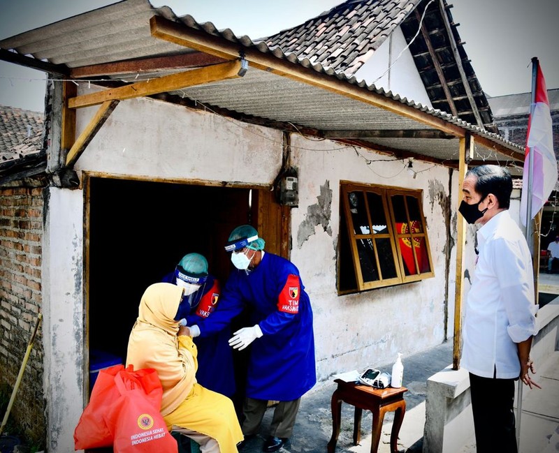 Presiden Joko Widodo meninjau program vaksinasi Covid-19 untuk masyarakat secara pintu ke pintu yang dilaksanakan di Gang Kampung Pesilat, Kecamatan Mejayan, Kabupaten Madiun, Jawa Timur, pada Kamis, 19 Agustus 2021. (Dok: Biro Pers Sekretariat Presiden) Presiden Joko Widodo meninjau program vaksinasi Covid-19 untuk masyarakat secara pintu ke pintu yang dilaksanakan di Gang Kampung Pesilat, Kecamatan Mejayan, Kabupaten Madiun, Jawa Timur, pada Kamis, 19 Agustus 2021. (Dok: Biro Pers Sekretariat Presiden)