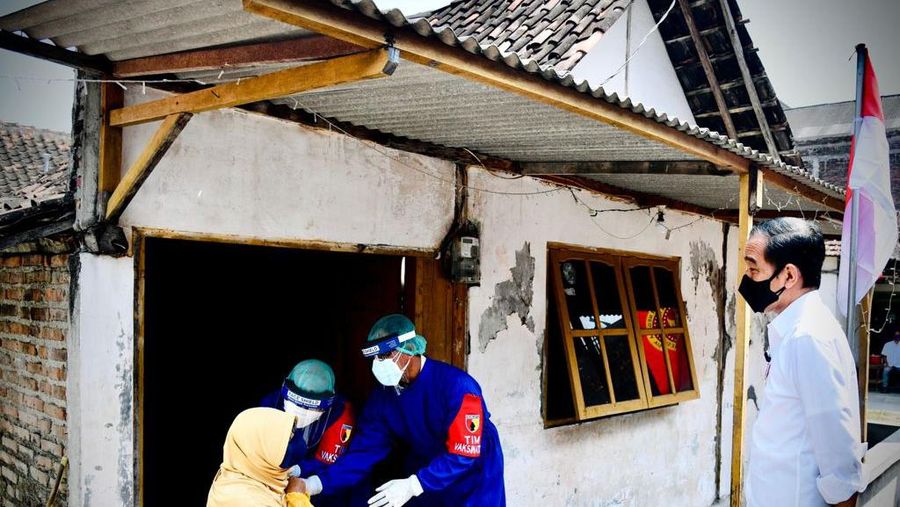 Presiden Joko Widodo meninjau program vaksinasi Covid-19 untuk masyarakat secara pintu ke pintu yang dilaksanakan di Gang Kampung Pesilat, Kecamatan Mejayan, Kabupaten Madiun, Jawa Timur, pada Kamis, 19 Agustus 2021. (Dok: Biro Pers Sekretariat Presiden)