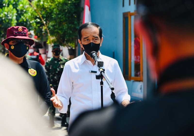 Presiden Joko Widodo meninjau program vaksinasi Covid-19 untuk masyarakat secara pintu ke pintu yang dilaksanakan di Gang Kampung Pesilat, Kecamatan Mejayan, Kabupaten Madiun, Jawa Timur, pada Kamis, 19 Agustus 2021. (Dok: Biro Pers Sekretariat Presiden)