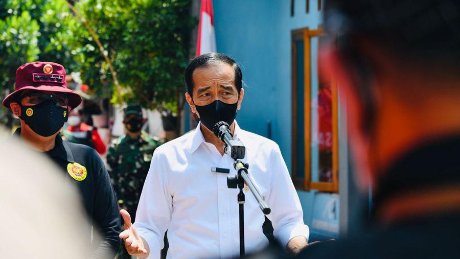 Presiden Joko Widodo meninjau program vaksinasi Covid-19 untuk masyarakat secara pintu ke pintu yang dilaksanakan di Gang Kampung Pesilat, Kecamatan Mejayan, Kabupaten Madiun, Jawa Timur, pada Kamis, 19 Agustus 2021. (Dok: Biro Pers Sekretariat Presiden)