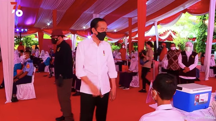Presiden Joko Widodo meninjau vaksinasi Covid-19 untuk pelajar, Kabupaten Madiun, (19/8/2021). (Dok: Tangkapan layar youtube Setpres RI) Presiden Joko Widodo meninjau vaksinasi Covid-19 untuk pelajar, Kabupaten Madiun, (19/8/2021). (Dok: Tangkapan layar youtube Setpres RI)