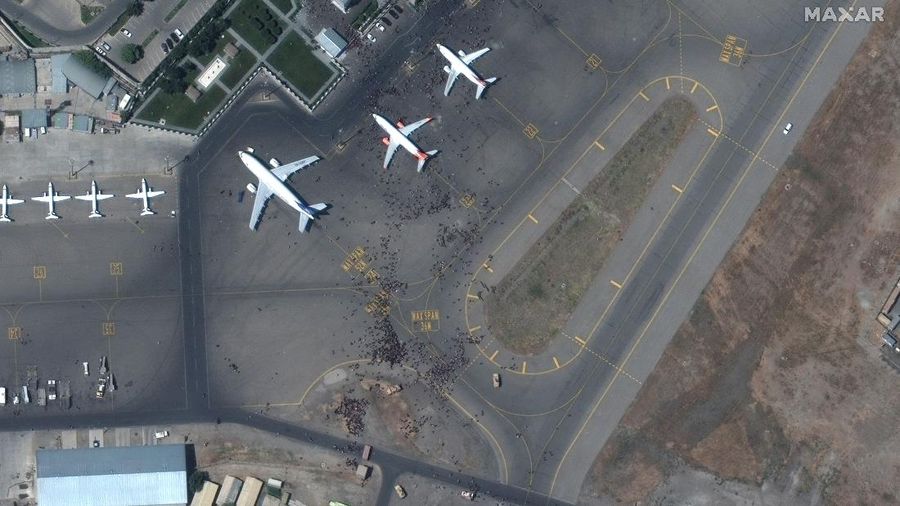 Warga Afganistan kabur dari negaranya dilihat dari satelit. (AP/Planet Labs Inc.)